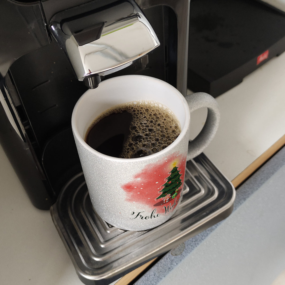 Frohe Weihnachten Kaffeebecher mit andächtigem Weihnachtsbaum