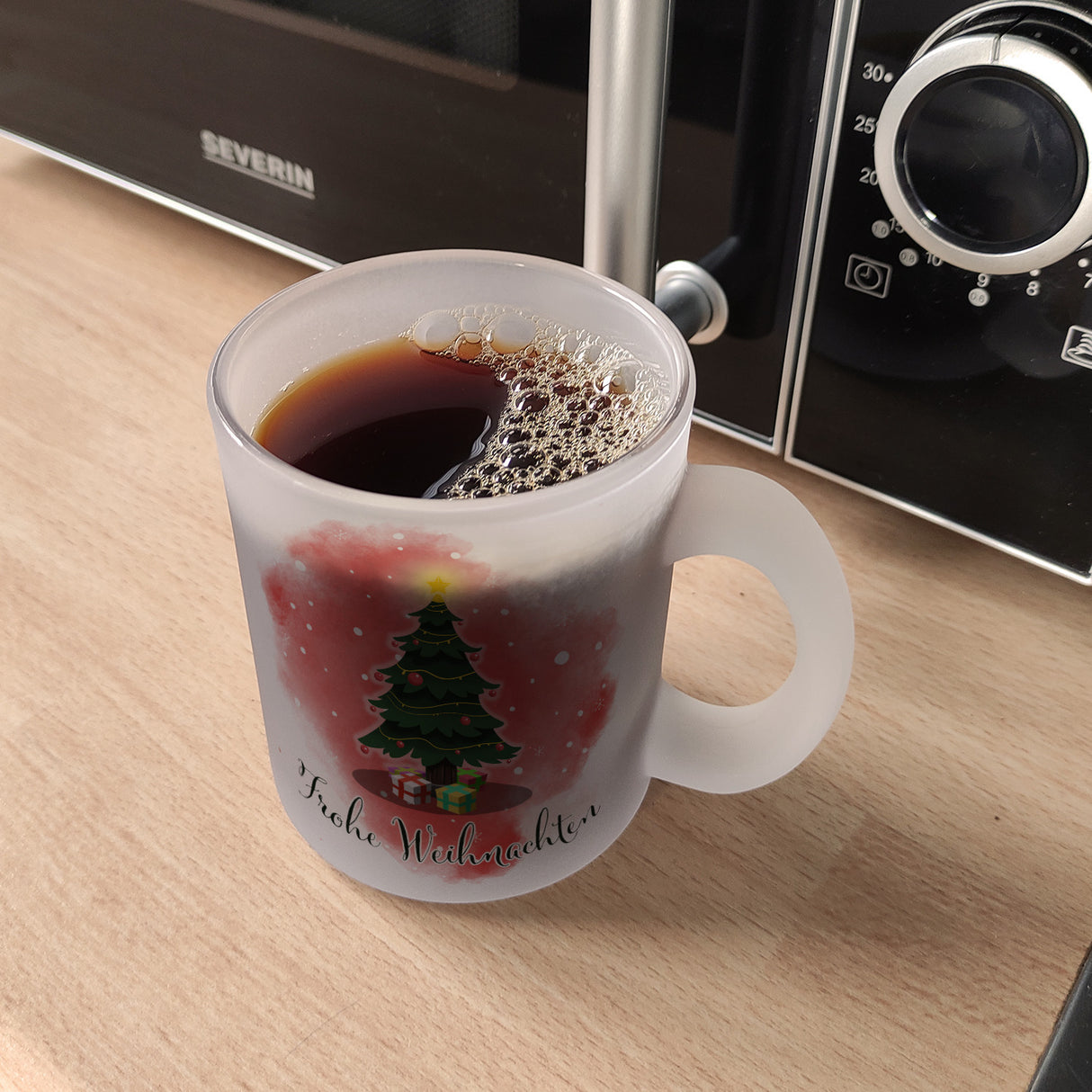 Frohe Weihnachten Kaffeebecher mit andächtigem Weihnachtsbaum