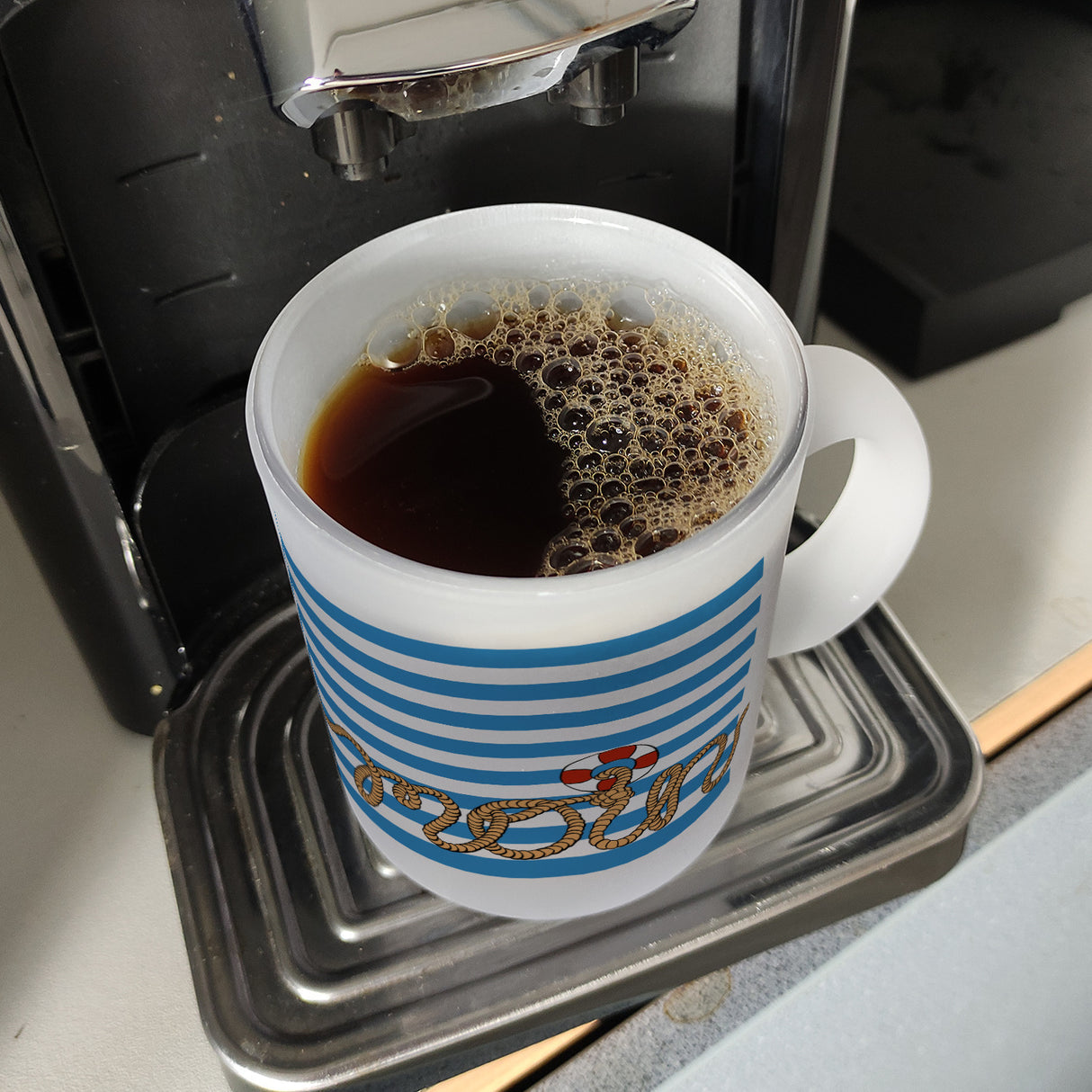 Kaffeebecher mit Moin-Schriftzug und Rettungsring