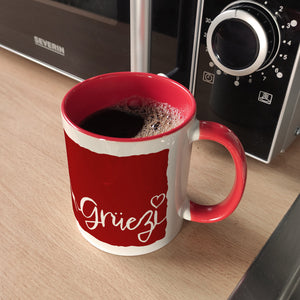 Kaffeebecher mit Grüezi-Schriftzug mit Herz und Bergen