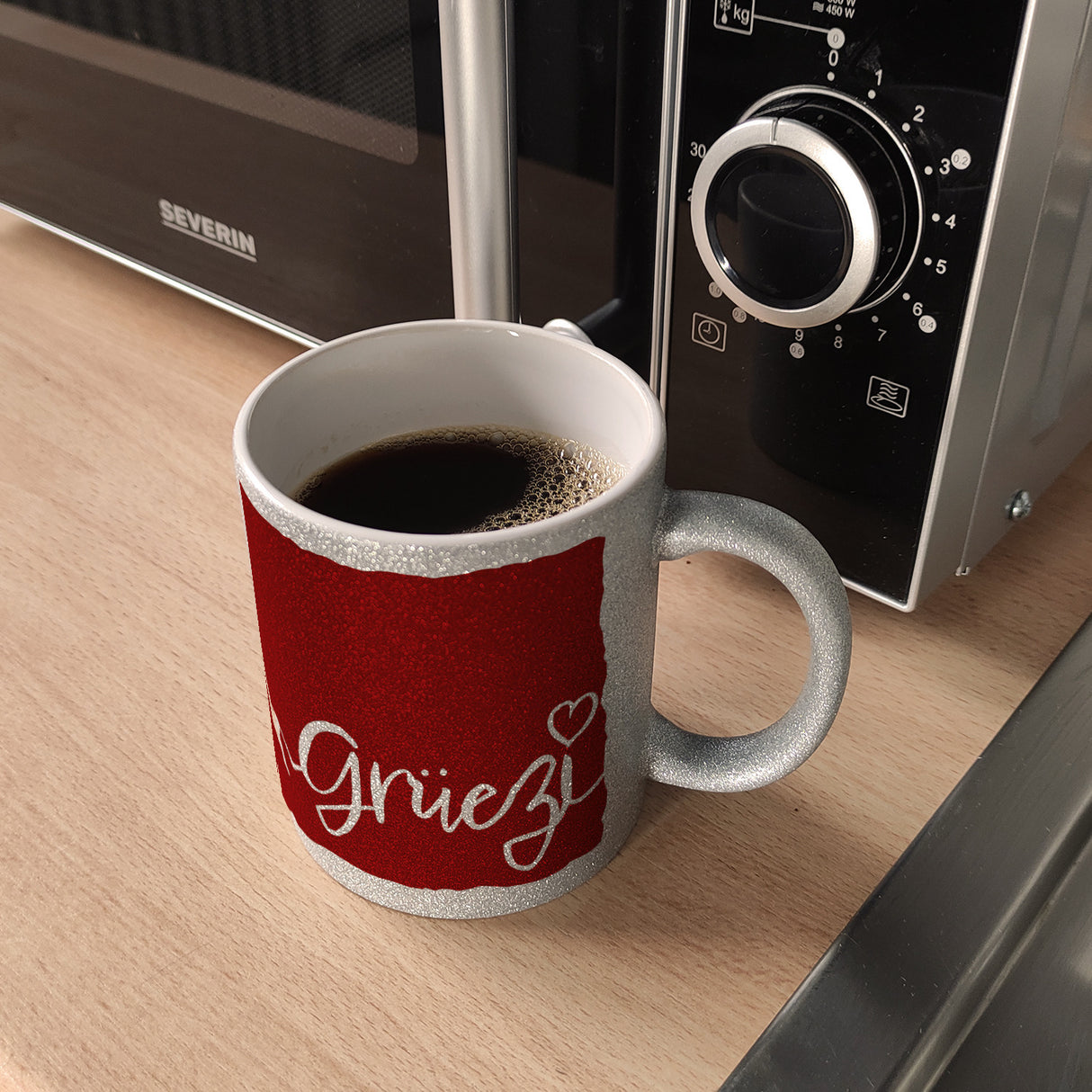 Kaffeebecher mit Grüezi-Schriftzug mit Herz und Bergen