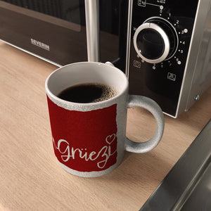 Kaffeebecher mit Grüezi-Schriftzug mit Herz und Bergen