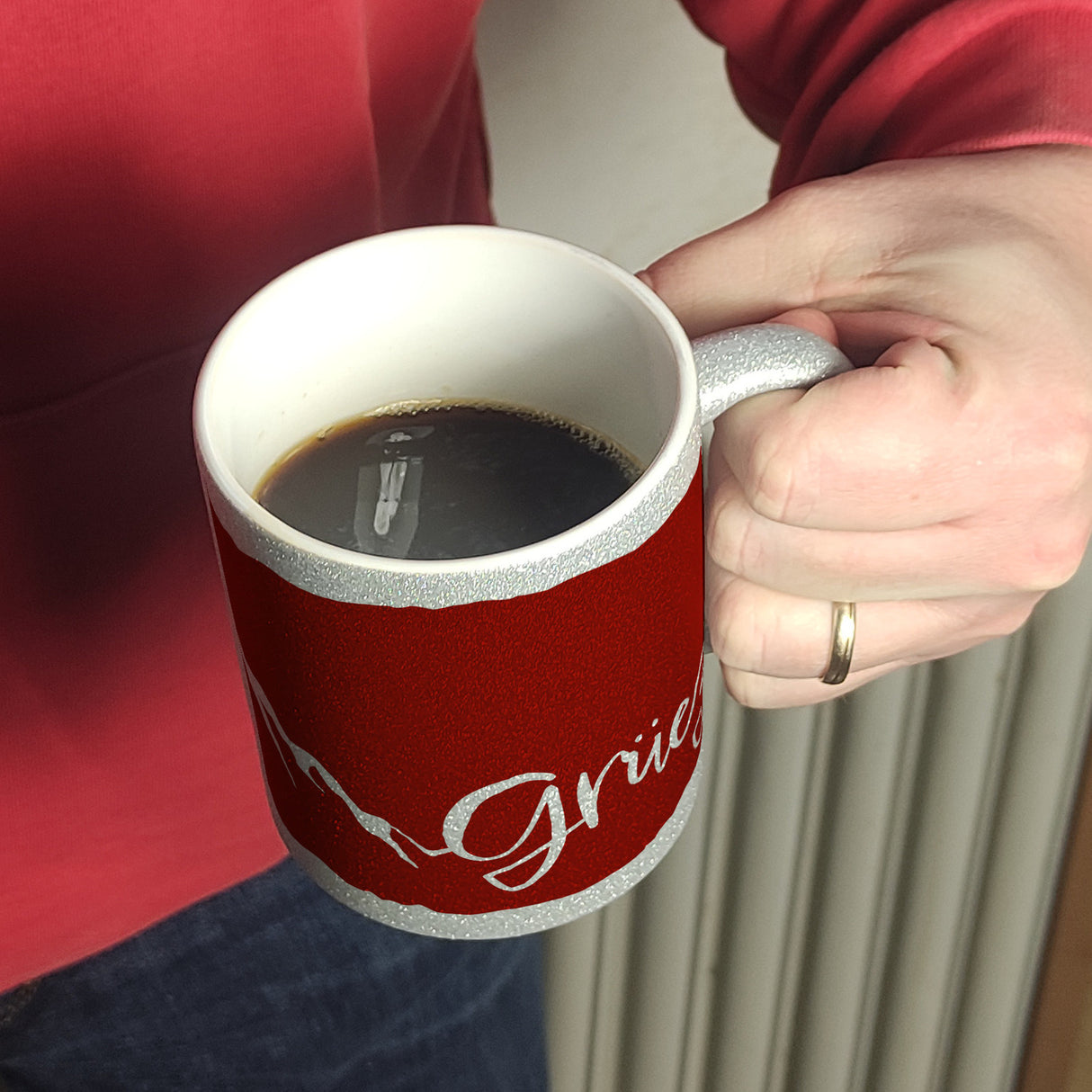 Kaffeebecher mit Grüezi-Schriftzug mit Herz und Bergen