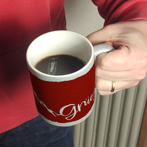 Kaffeebecher mit Grüezi-Schriftzug mit Herz und Bergen