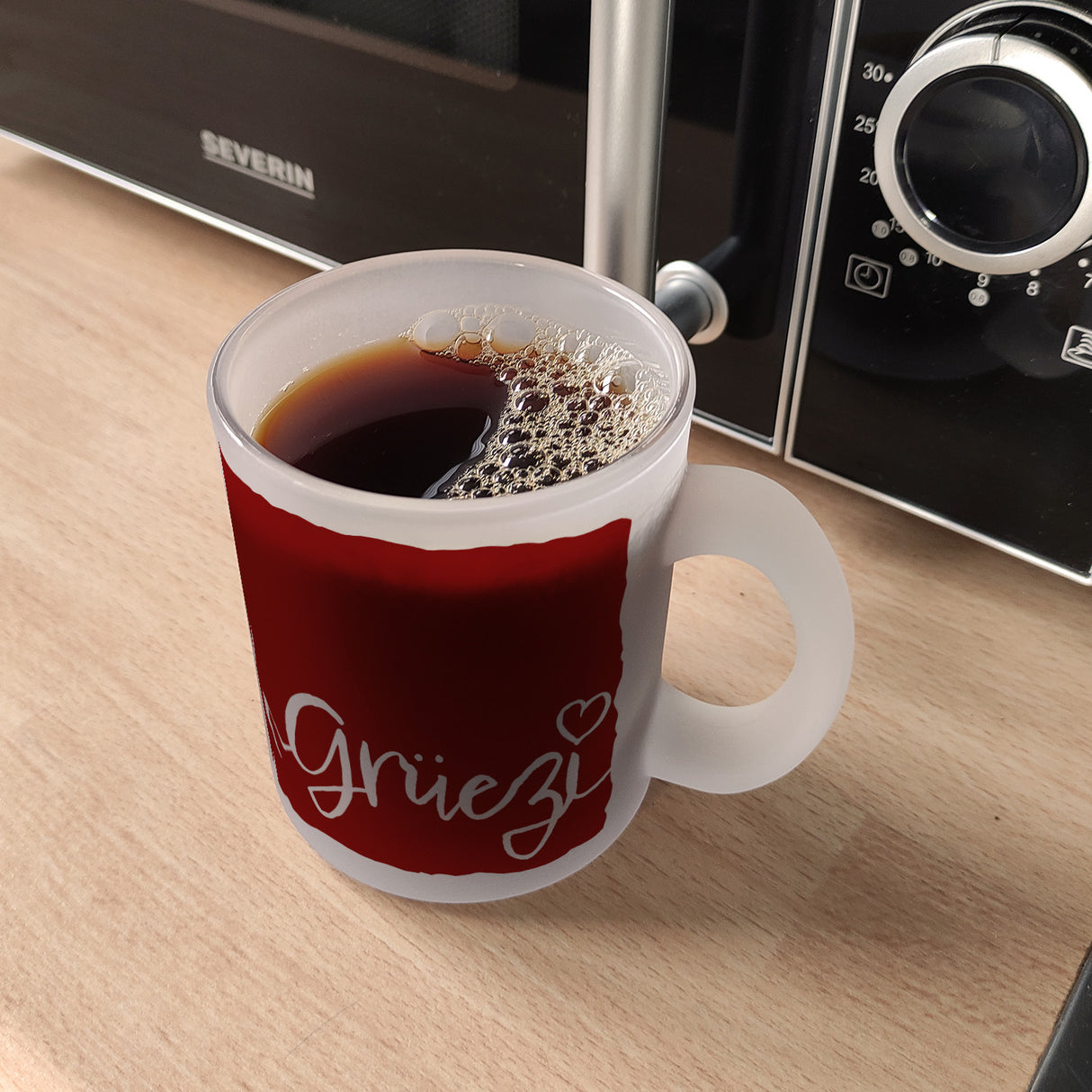 Kaffeebecher mit Grüezi-Schriftzug mit Herz und Bergen