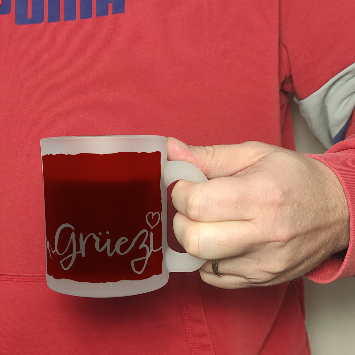 Kaffeebecher mit Grüezi-Schriftzug mit Herz und Bergen