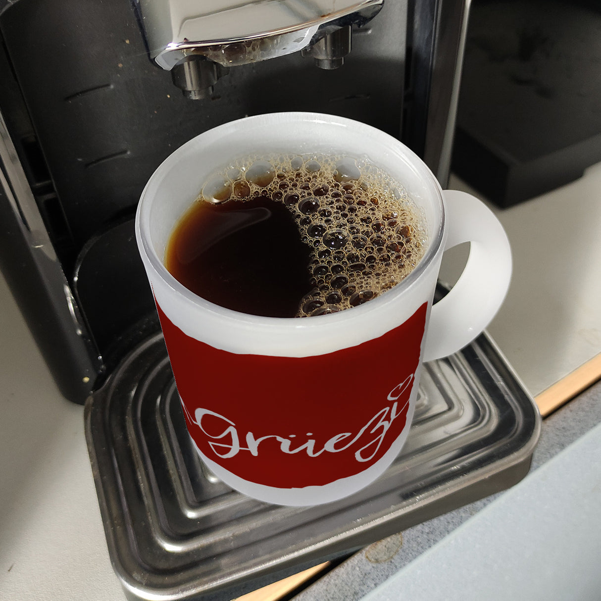 Kaffeebecher mit Grüezi-Schriftzug mit Herz und Bergen