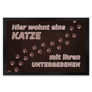 Hier wohnt eine Katze mit ihren Untergebenen Fußmatte mit Pfotenabdrücken