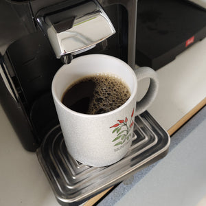 Hagebuttentee Teetasse mit Hagebuttenpflanze für Teetrinker