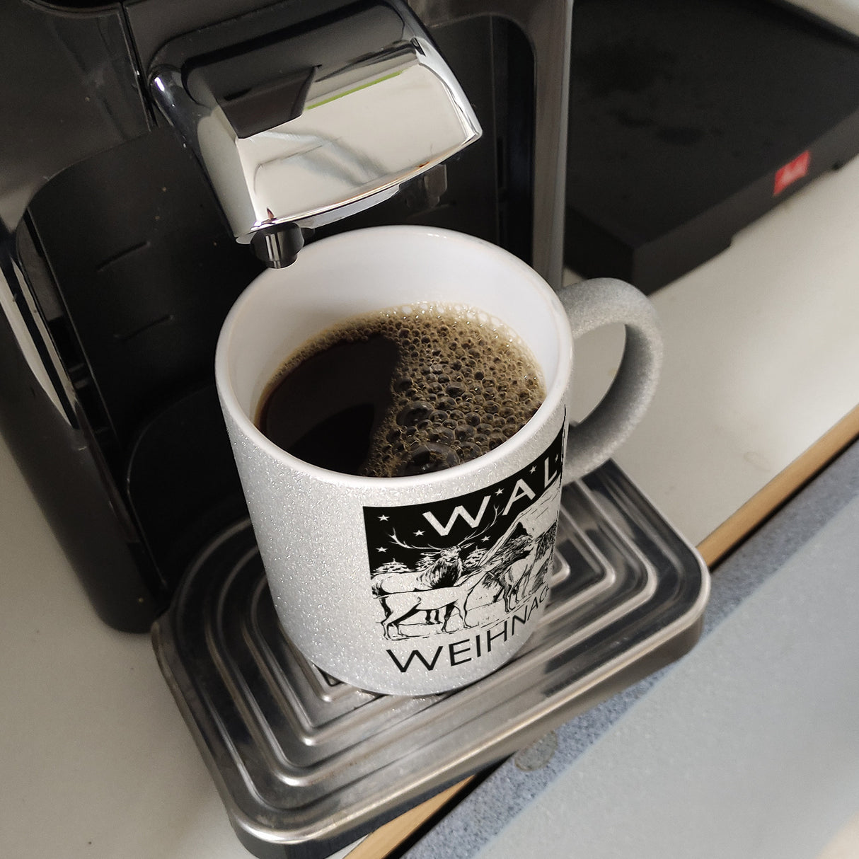 Kaffeebecher zum Thema Weihnachten im Wald -weiß