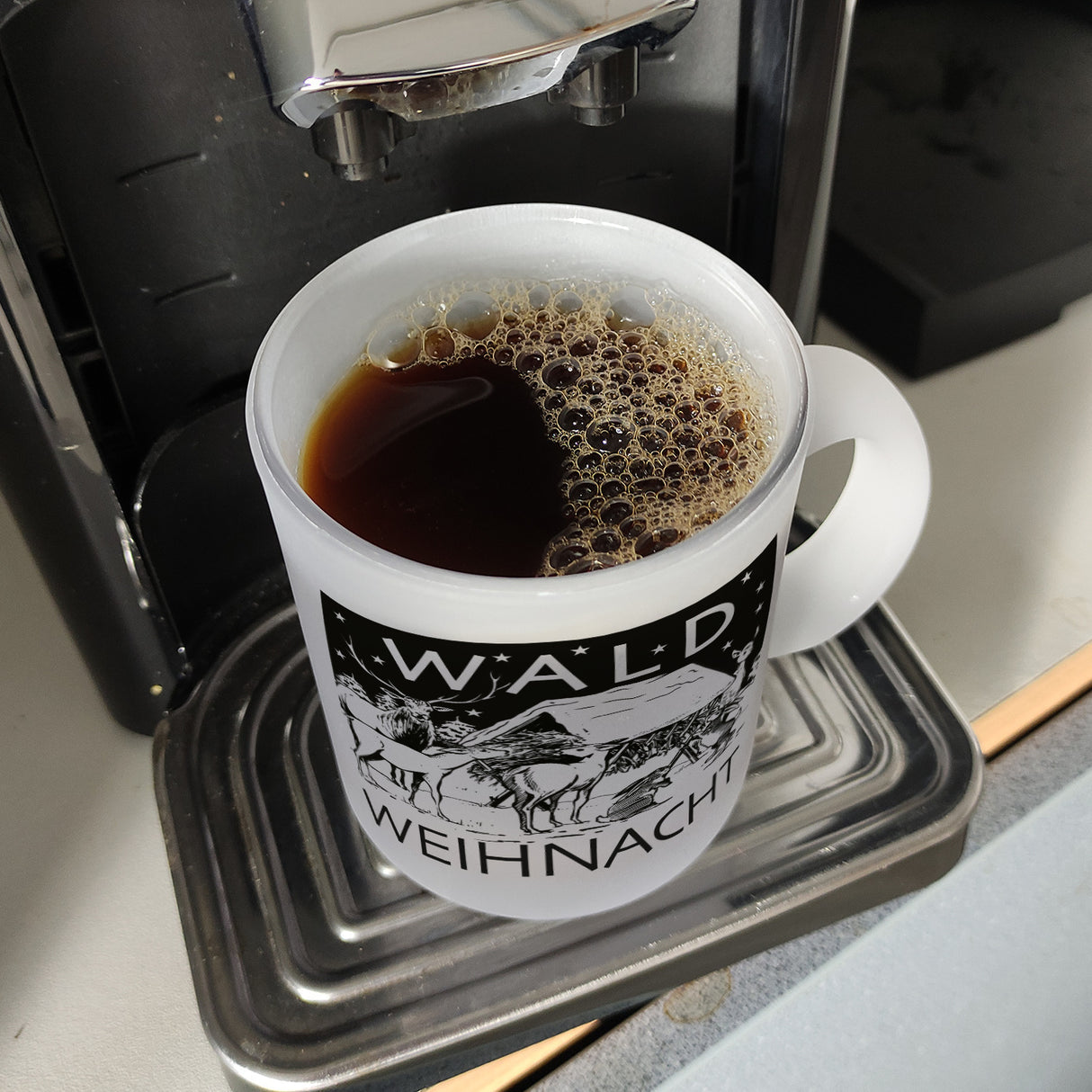 Kaffeebecher zum Thema Weihnachten im Wald -weiß