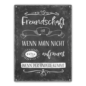 Metallschild mit lustigem Spruch zu Freundschaft und Aufräumen