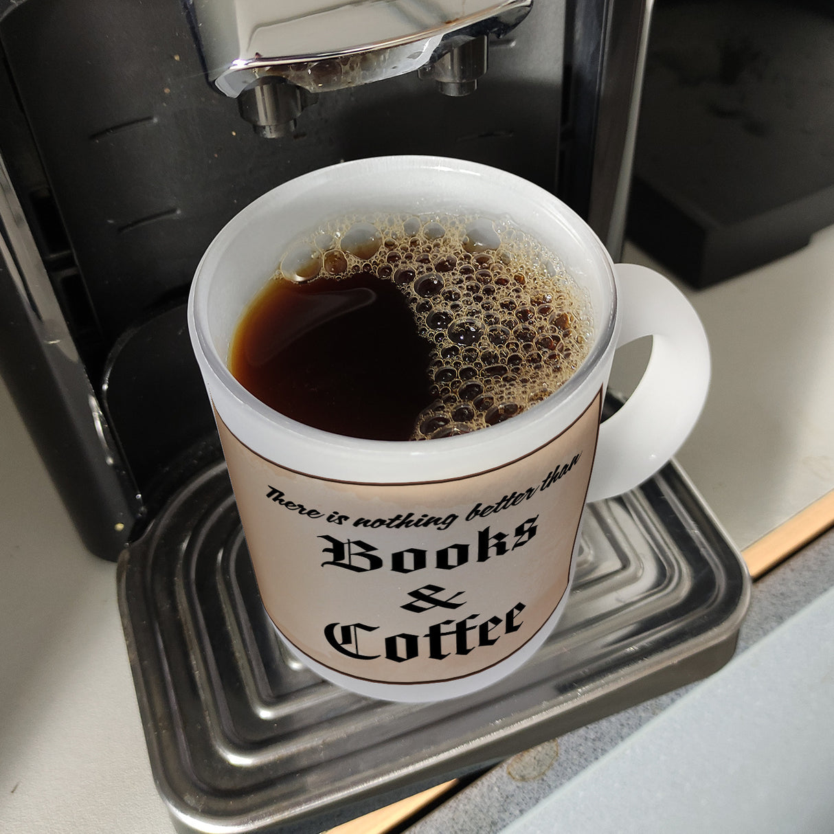 Büchernarr Kaffeebecher im Buchdesign mit Spruch
