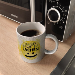 Vergiss nicht zu lachen Kaffeebecher gelbem Gesicht