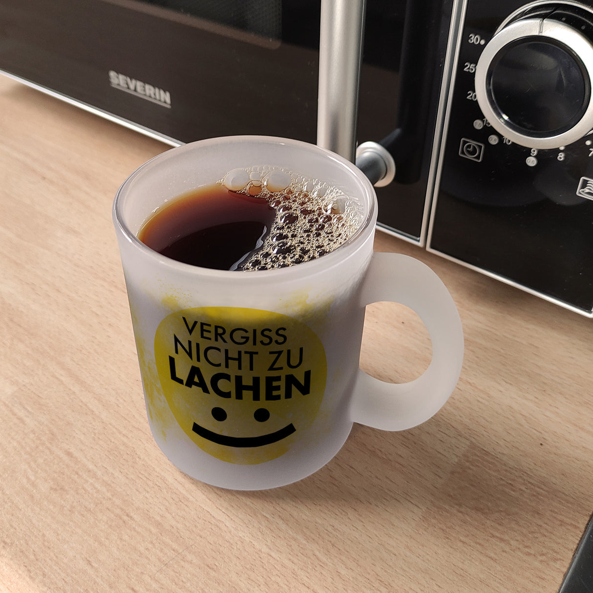 Vergiss nicht zu lachen Kaffeebecher gelbem Gesicht