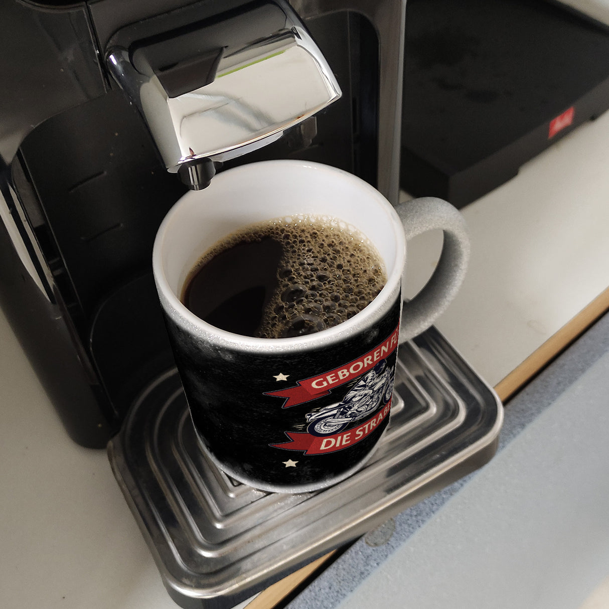 Geboren für die Straße Kaffeebecher mit coolem Biker Motiv