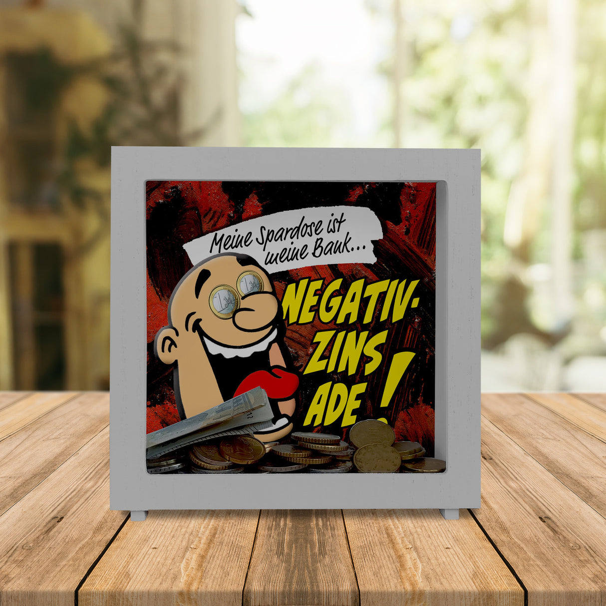 Spardose zum Thema Negativzins mit Comic-Motiv