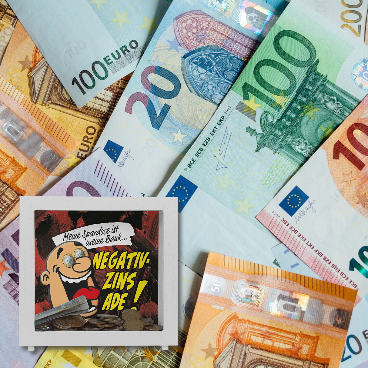 Spardose zum Thema Negativzins mit Comic-Motiv