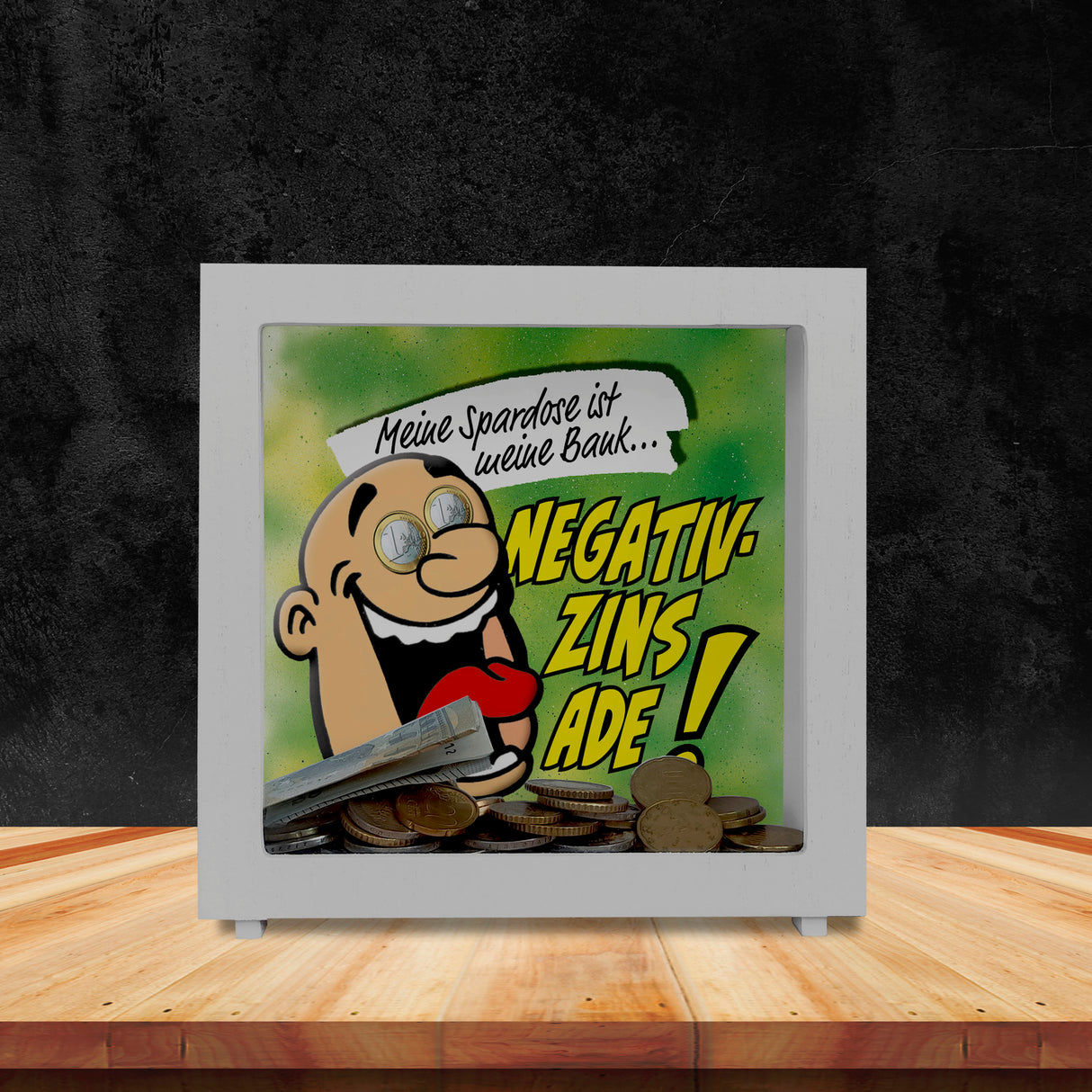 Spardose zum Thema Negativzins mit Comic-Motiv