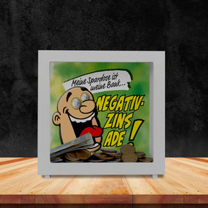 Spardose zum Thema Negativzins mit Comic-Motiv