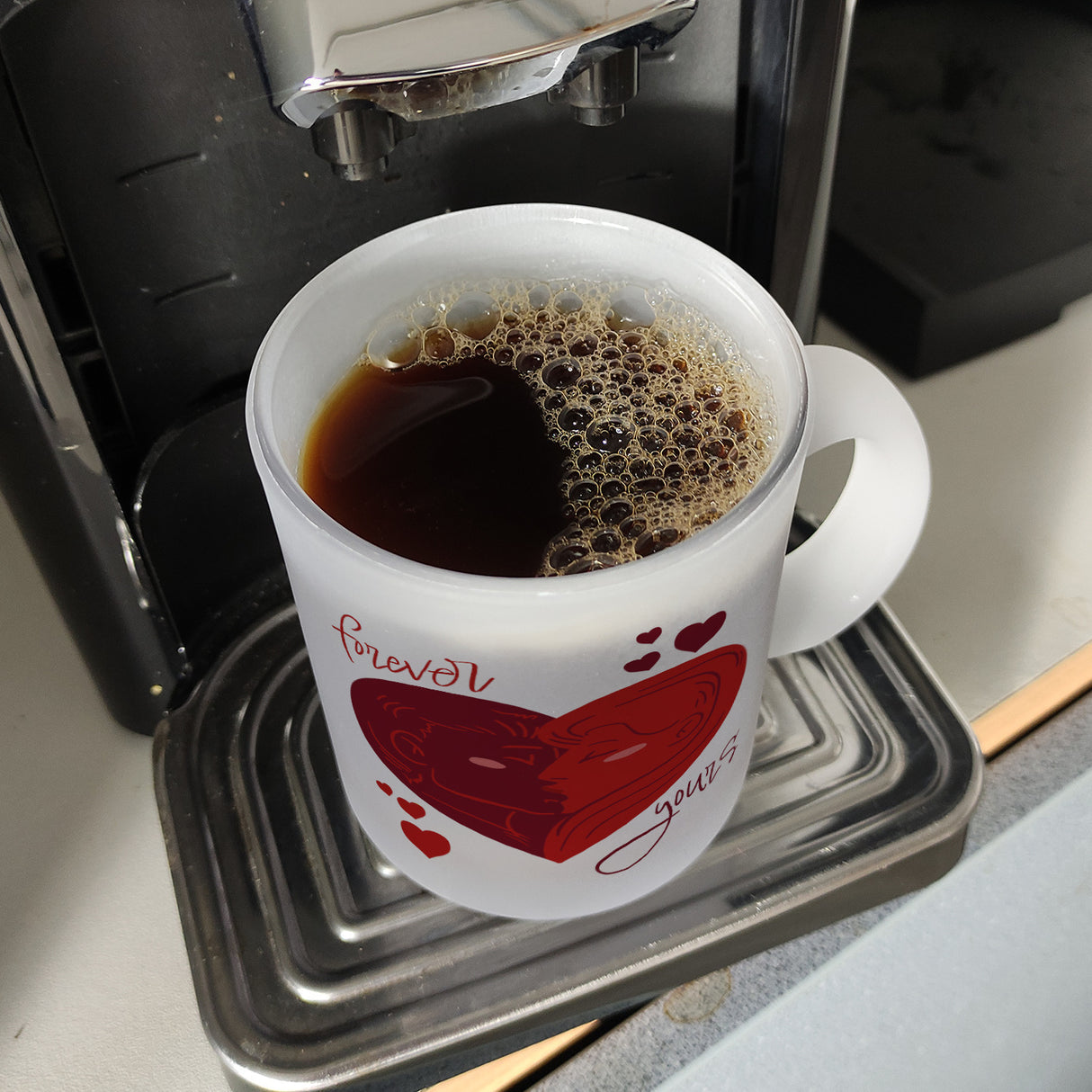 Forever yours Kaffeebecher mit küssendem Paar