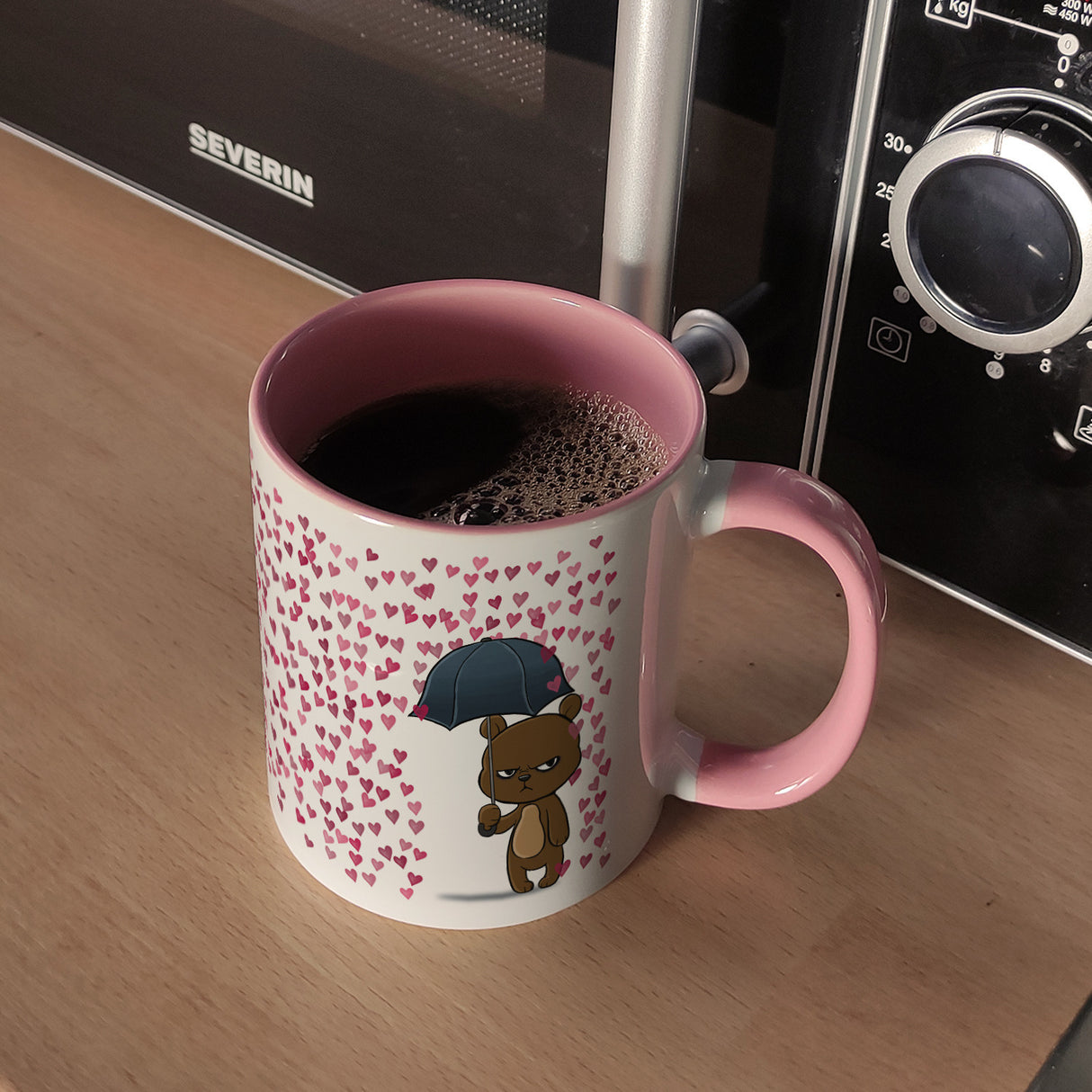 Grummeliges Bärchen im Herz-Regen Kaffeebecher