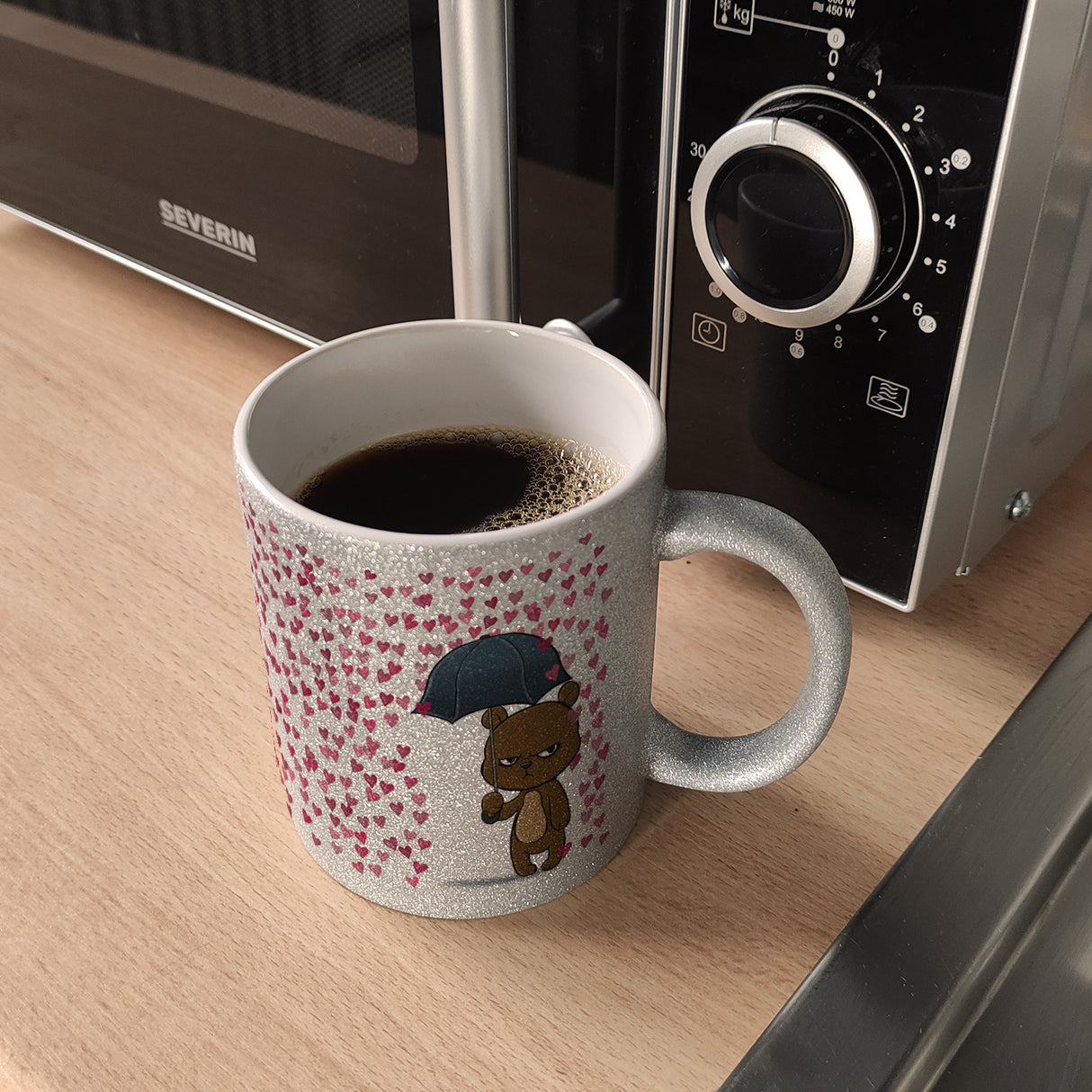 Grummeliges Bärchen im Herz-Regen Kaffeebecher