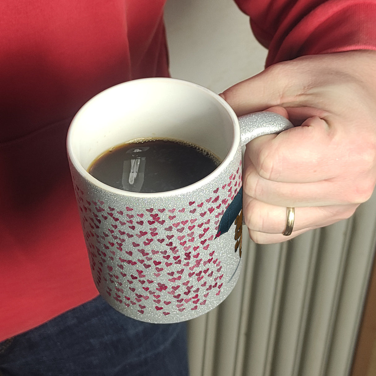Grummeliges Bärchen im Herz-Regen Kaffeebecher
