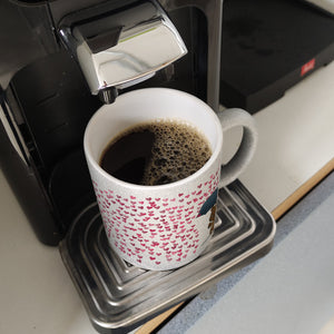 Grummeliges Bärchen im Herz-Regen Kaffeebecher
