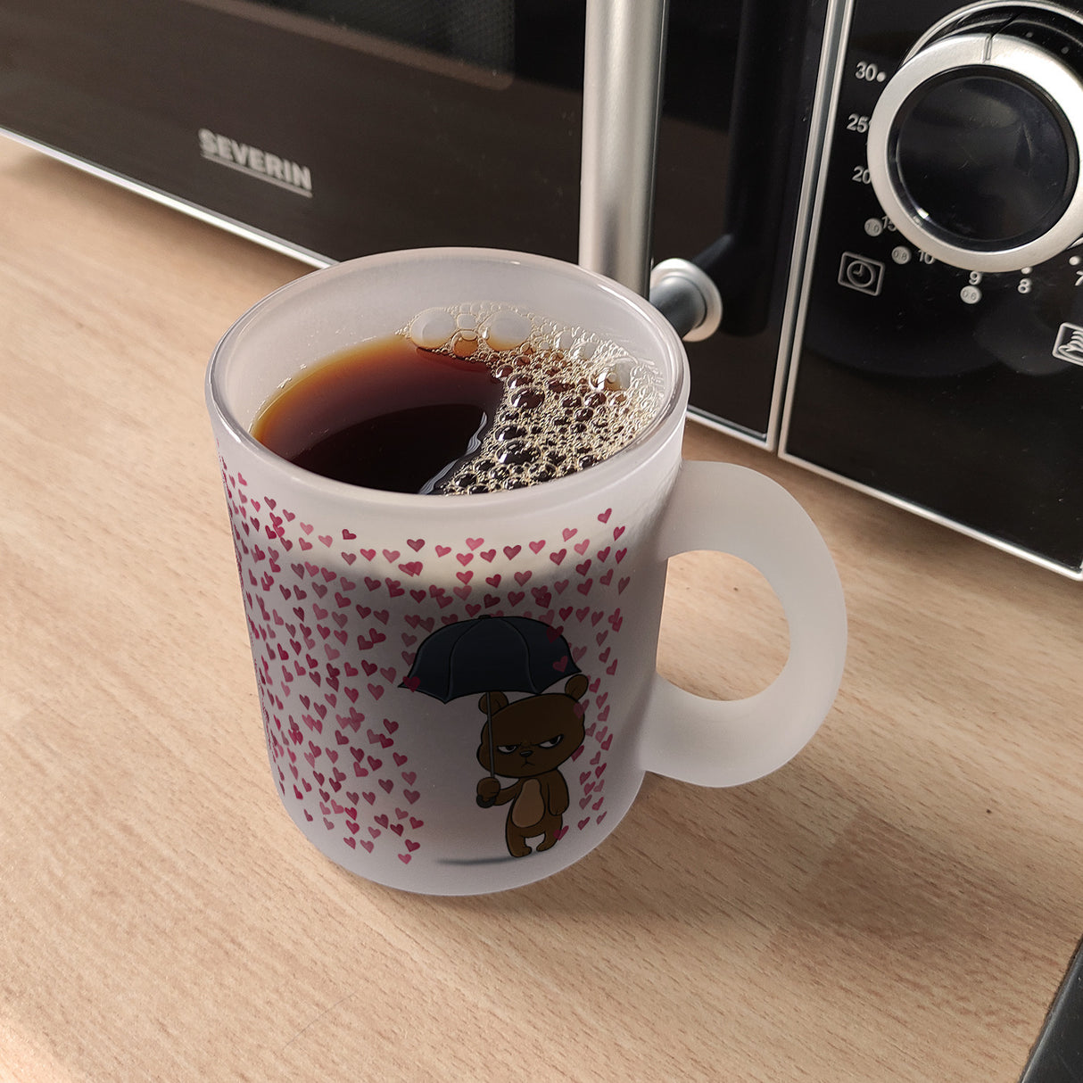 Grummeliges Bärchen im Herz-Regen Kaffeebecher