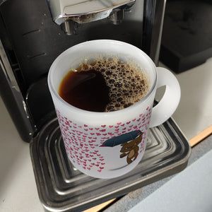 Grummeliges Bärchen im Herz-Regen Kaffeebecher