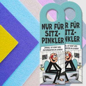 Bitte im Sitzen pinkeln Türhänger im Comic-Stil schwarz