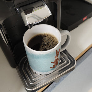 Lass den Kopf nicht hängen aufmunternde Kaffeetasse mit lustigem Hasen