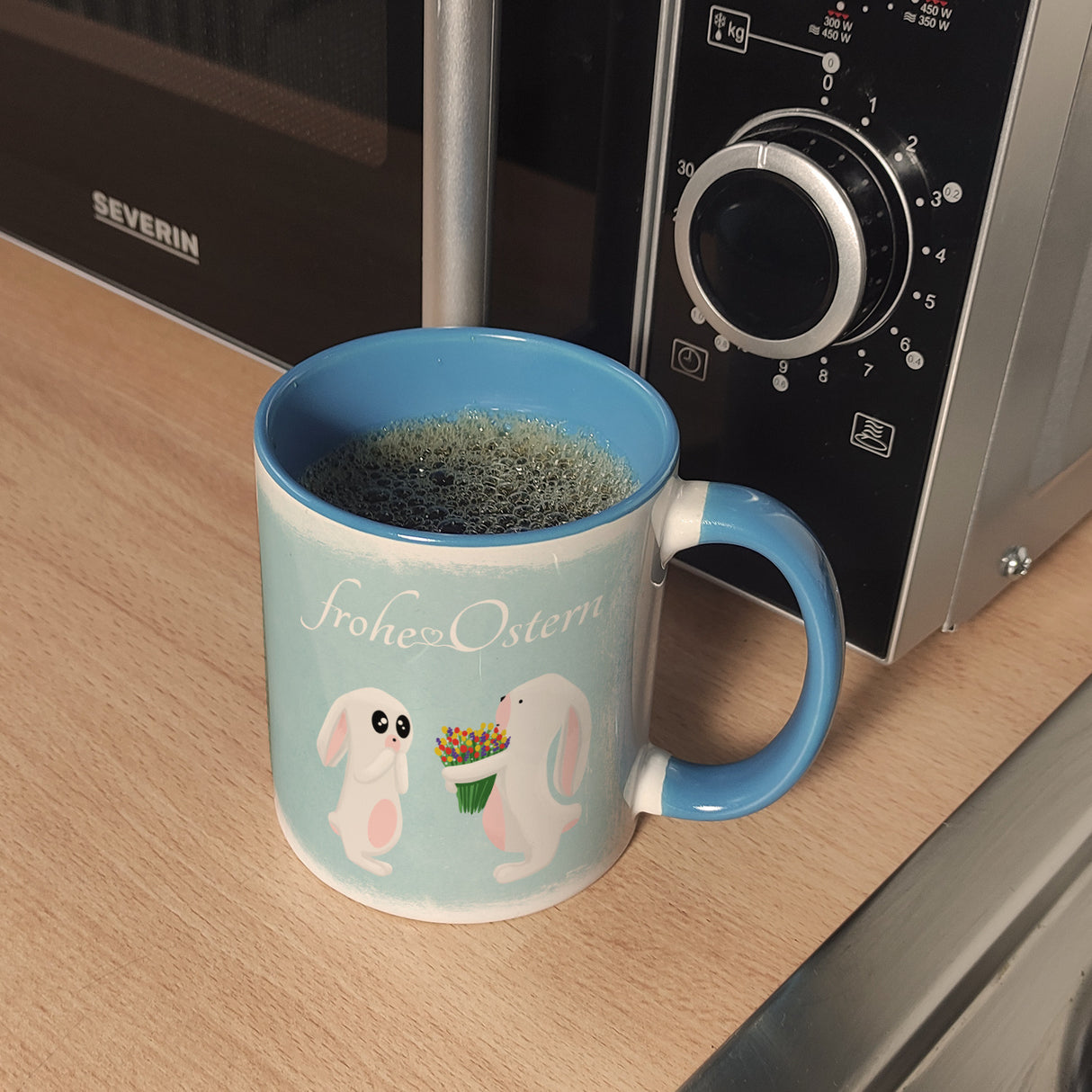 Frohe Ostern Kaffeebecher mit süßen Häschen