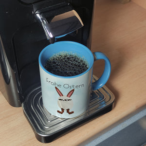 Frohe Ostern Kaffeebecher mit lustigem Osterhasen in Eierschale