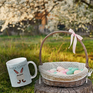 Frohe Ostern Kaffeebecher mit lustigem Osterhasen in Eierschale