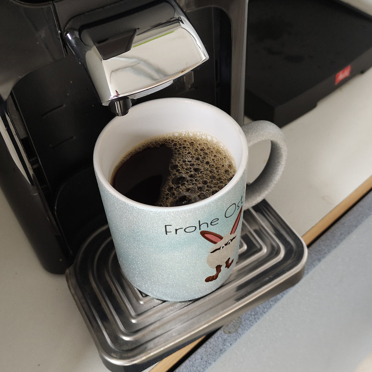 Frohe Ostern Kaffeebecher mit lustigem Osterhasen in Eierschale