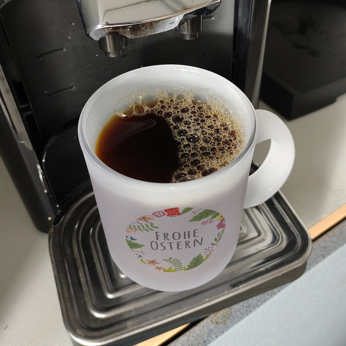 Frohe Ostern Kaffeebecher mit Blumen und Osterei
