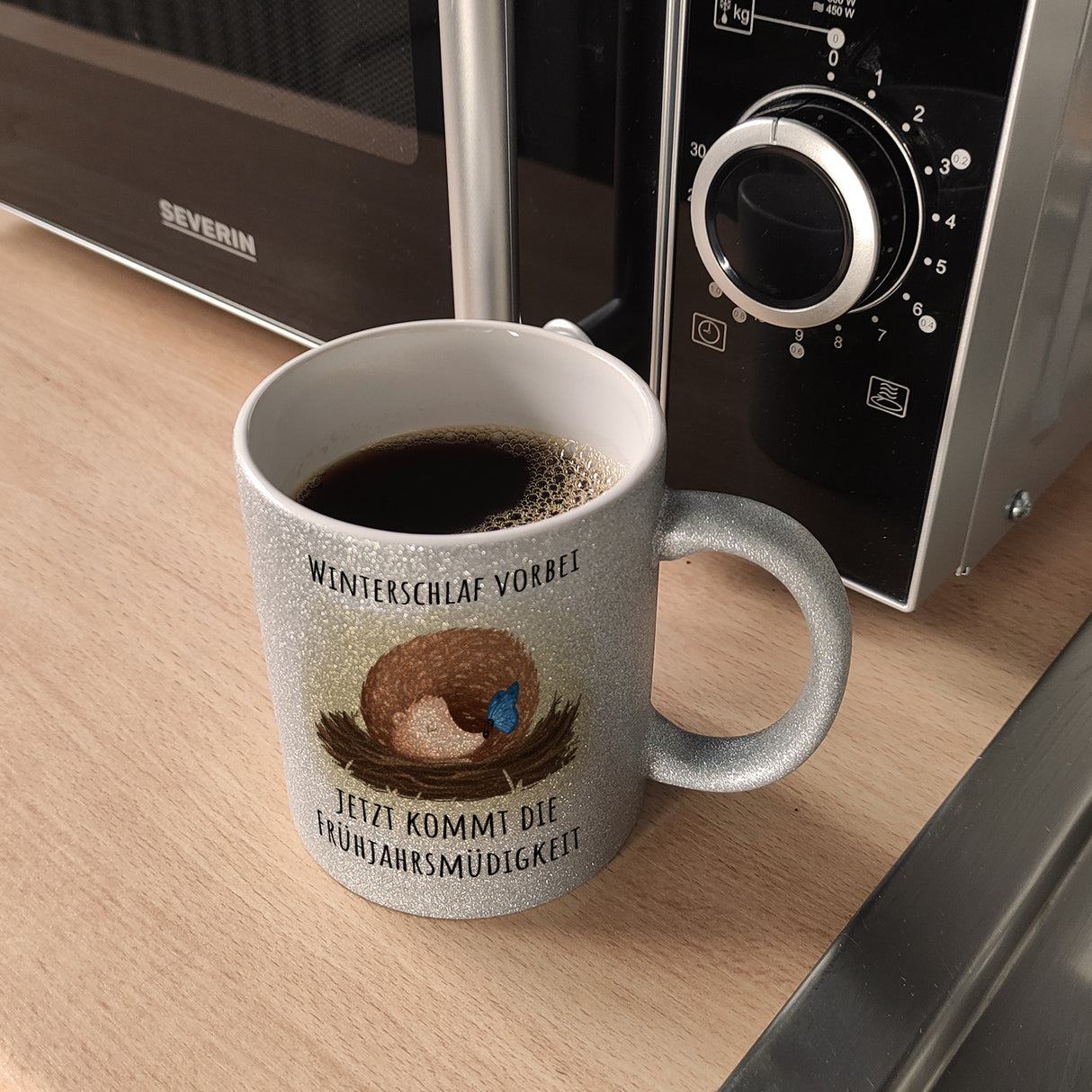 Winterschlaf vorbei jetzt kommt die Frühjahrsmüdigkeit Igel Kaffeebecher