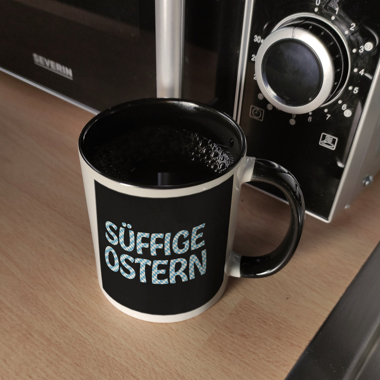 Süffige Ostern Kaffeetasse mit bayerischem Osterhasen in Lederhosen