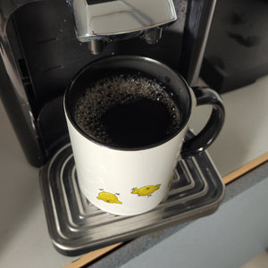 Huhn im Nest mit Küken Kaffeebecher