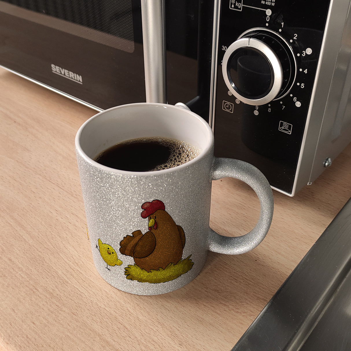 Huhn im Nest mit Küken Kaffeebecher