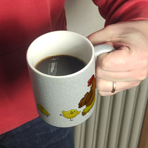 Huhn im Nest mit Küken Kaffeebecher