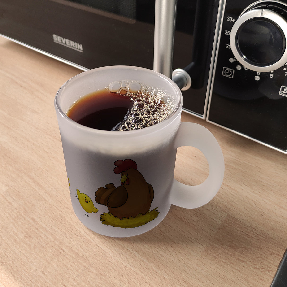 Huhn im Nest mit Küken Kaffeebecher