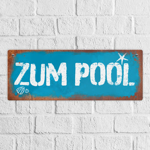 Zum Pool geradeaus Metallschild in Rostoptik