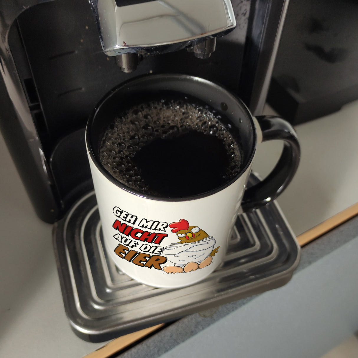 Geh mir nicht auf die Eier Kaffeebecher mit genervtem Huhn