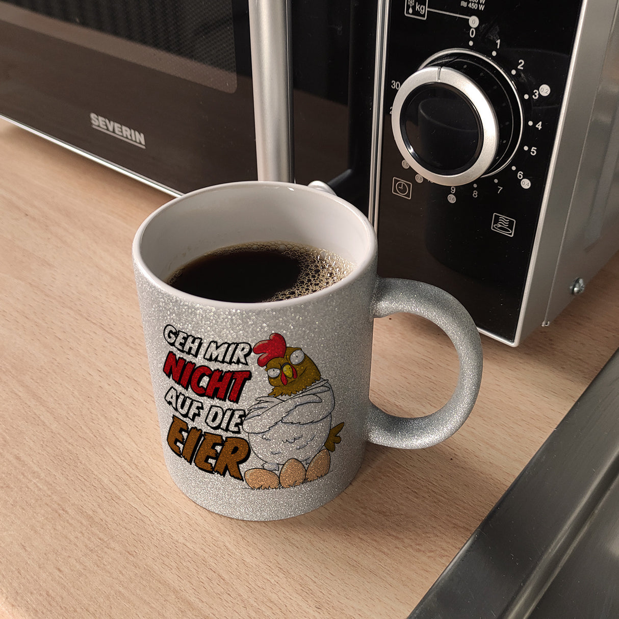 Geh mir nicht auf die Eier Kaffeebecher mit genervtem Huhn