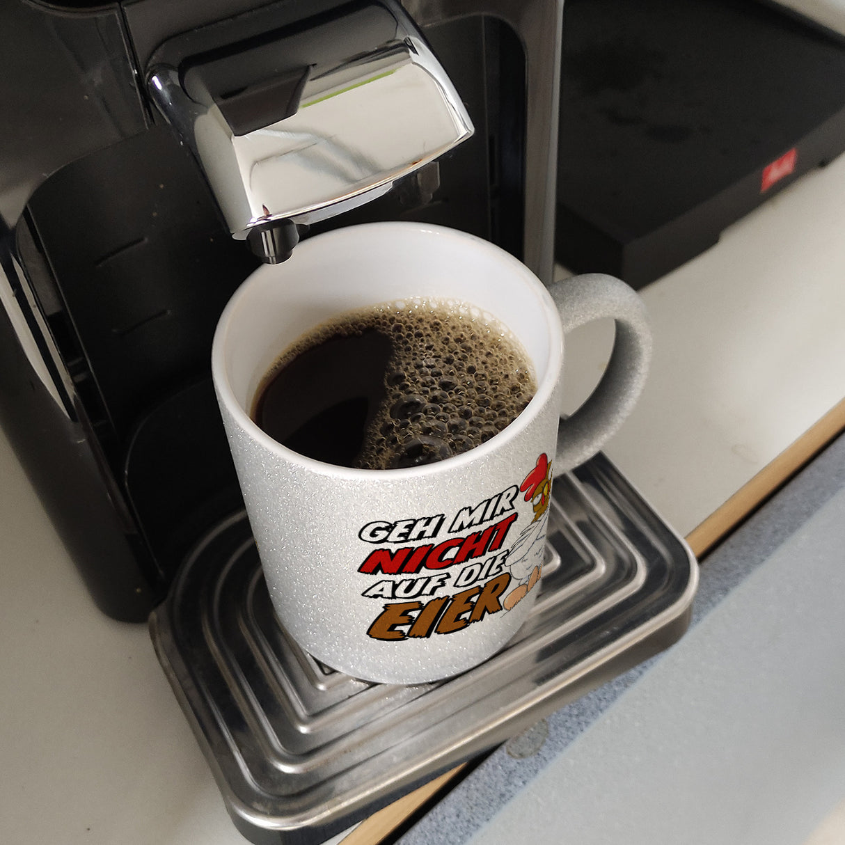 Geh mir nicht auf die Eier Kaffeebecher mit genervtem Huhn