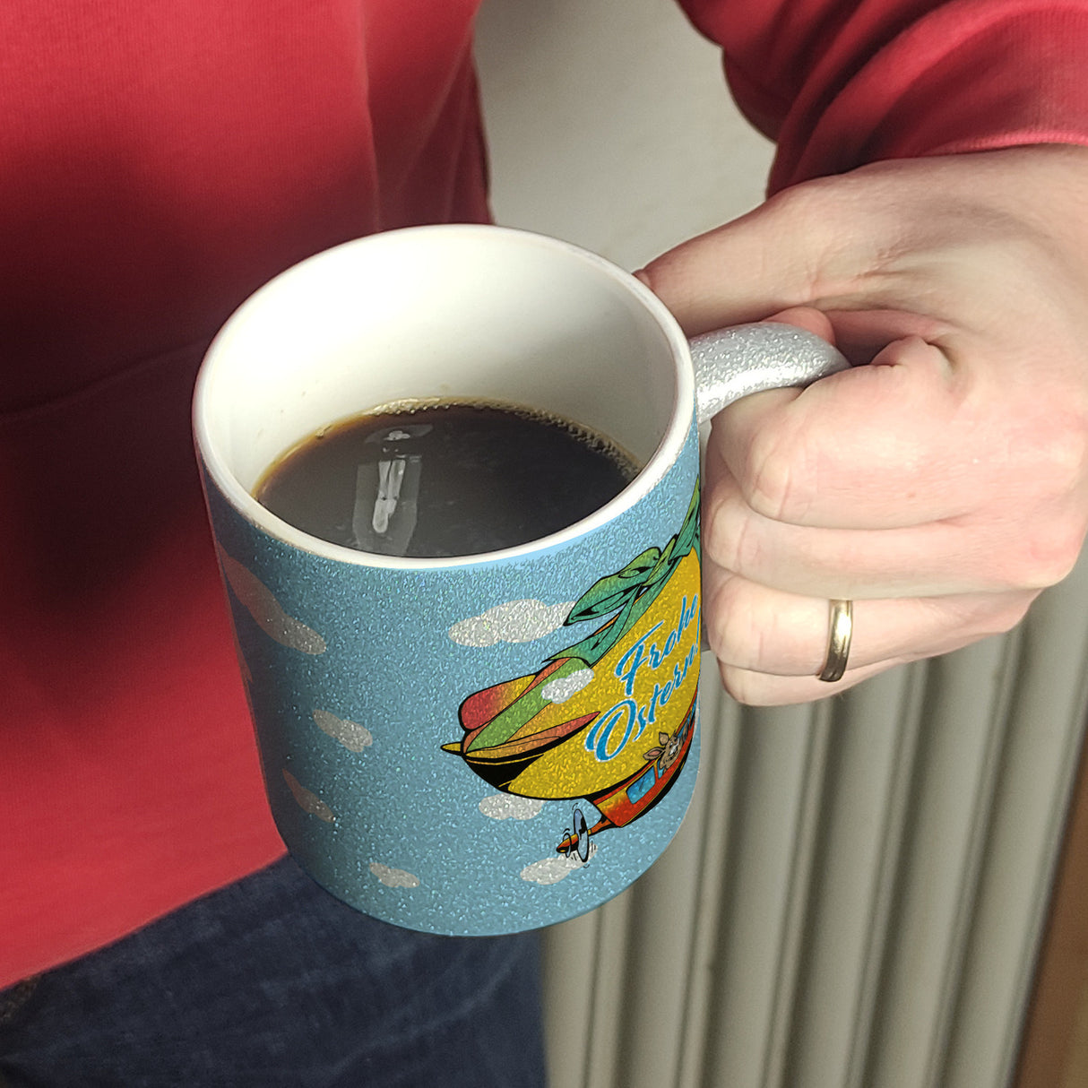 Osterhase im Zeppelin Kaffeebecher zum Thema Frohe Ostern