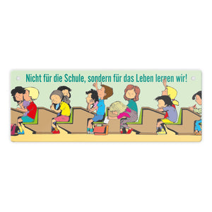 Schüler im Klassenzimmer Metallschild zum Thema Eigenverantwortung